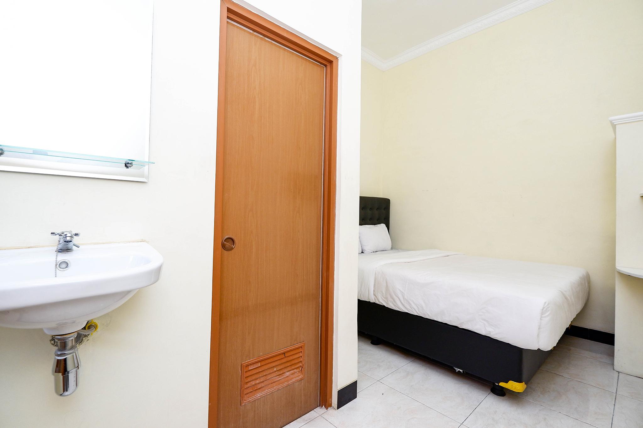 Super Oyo Capital O 2258 Santana Syariah Guest House Kartosuro ภายนอก รูปภาพ