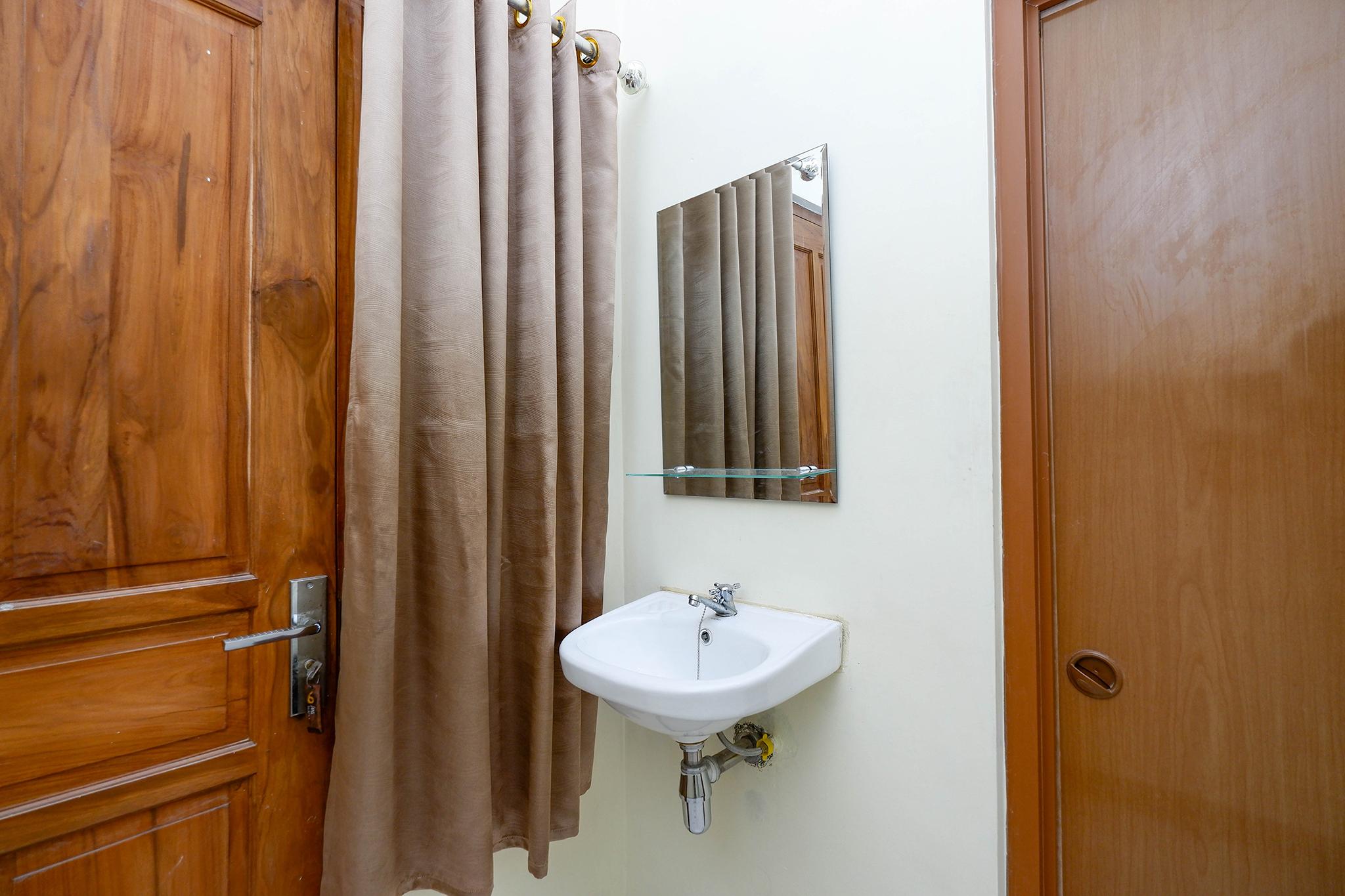 Super Oyo Capital O 2258 Santana Syariah Guest House Kartosuro ภายนอก รูปภาพ