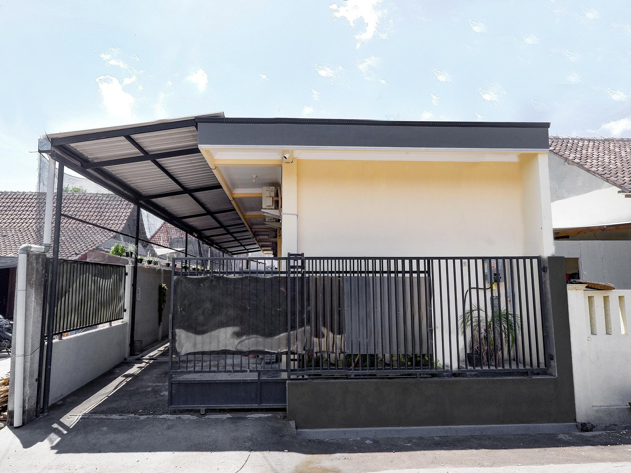 Super Oyo Capital O 2258 Santana Syariah Guest House Kartosuro ภายนอก รูปภาพ