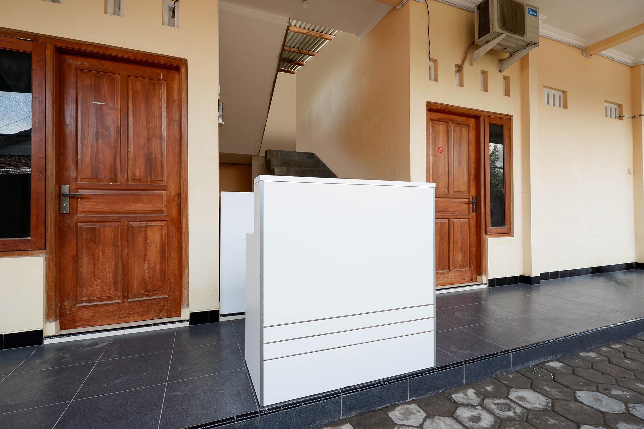Super Oyo Capital O 2258 Santana Syariah Guest House Kartosuro ภายนอก รูปภาพ