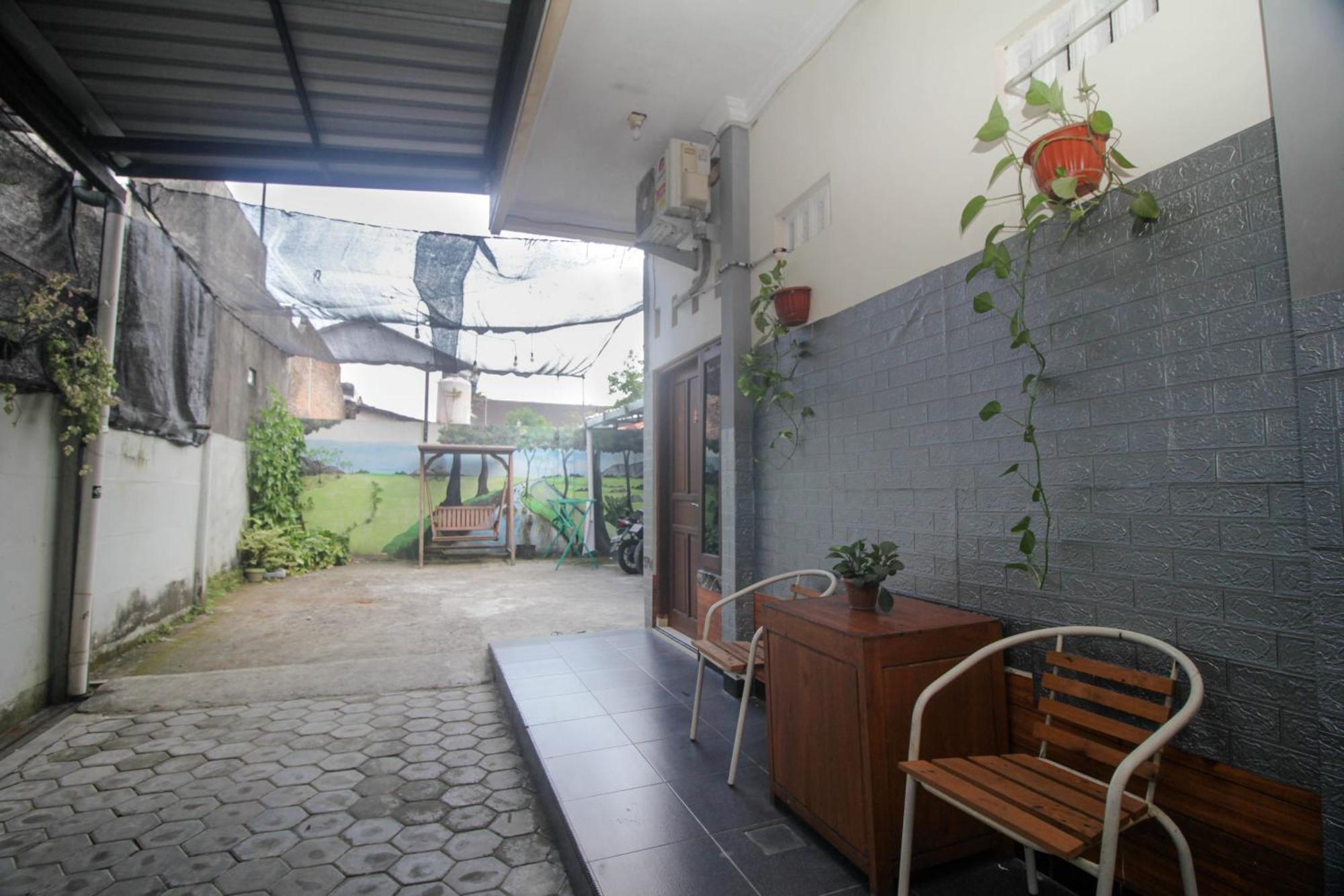 Super Oyo Capital O 2258 Santana Syariah Guest House Kartosuro ภายนอก รูปภาพ